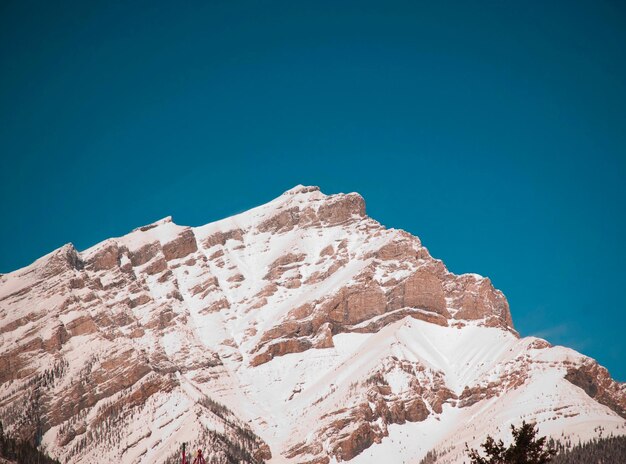 Photo vue basse des montagnes sur un ciel bleu clair