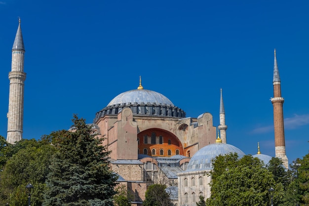 Photo vue basse de la mosquée sur un ciel dégagé