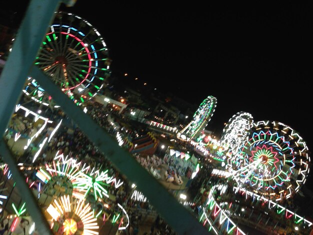 Photo vue basse de la roue de la ferris la nuit