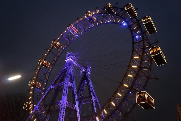 Vue basse de la roue de la ferris la nuit