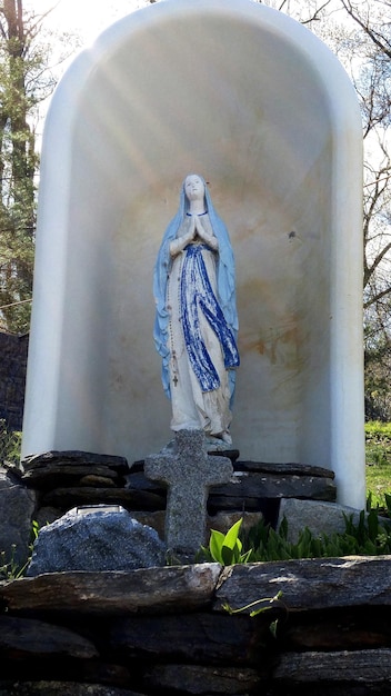 Vue basse de la sculpture de la Vierge Marie