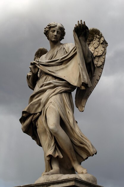 Photo vue basse de la statue angelo ponte santangelo roma