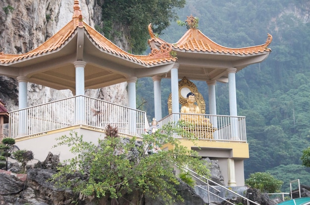 Photo vue basse de la statue de bouddha dans le temple