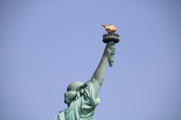 Photo vue basse de la statue de la liberté contre le ciel bleu