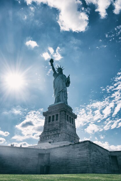 Photo vue basse de la statue de la liberté contre le ciel