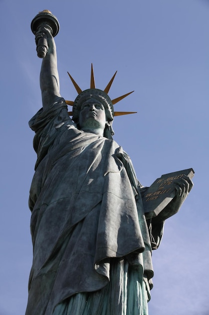 Photo vue basse de la statue de la liberté contre le ciel