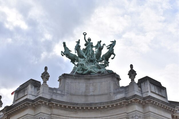 Photo vue basse de la statue