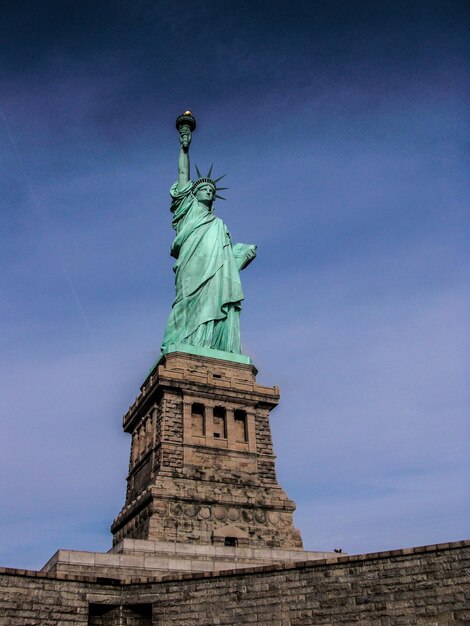 Photo vue basse de la statue