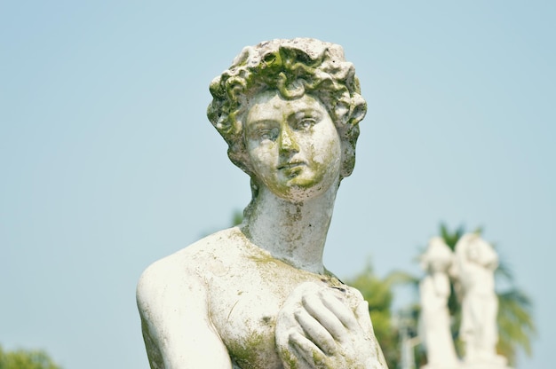 Vue basse de la statue