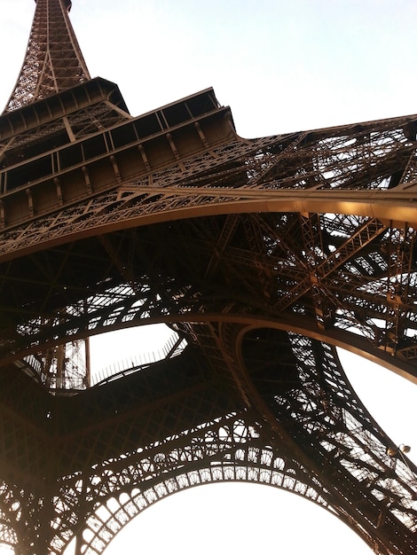 Photo vue basse de la tour eiffel