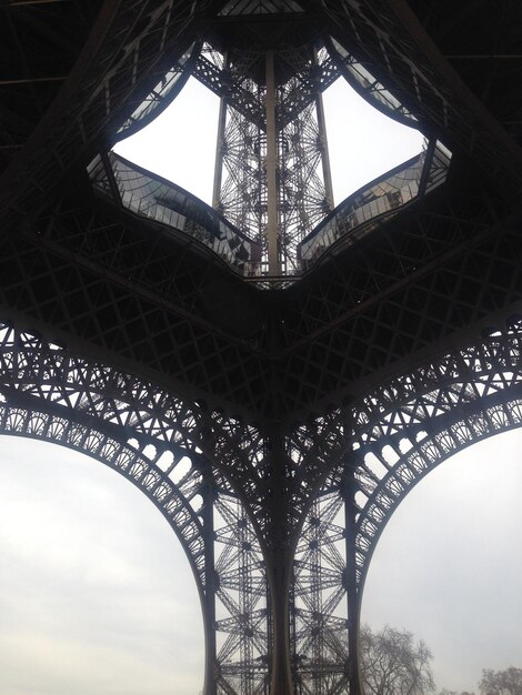 Photo vue basse de la tour eiffel