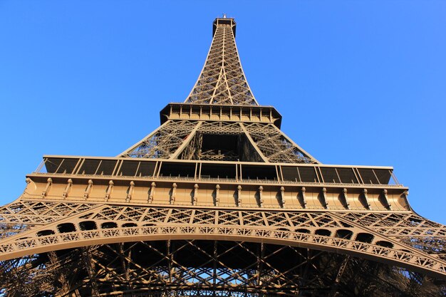 Photo vue basse de la tour eiffel