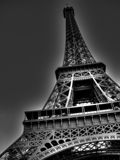 Photo vue basse de la tour eiffel