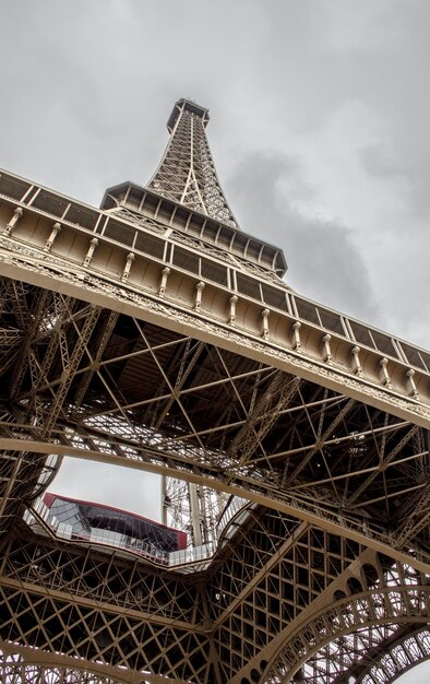 Photo vue basse de la tour eiffel