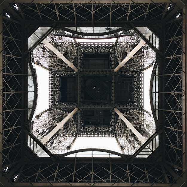 Photo vue basse de la tour eiffel