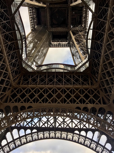 Vue basse de la tour Eiffel