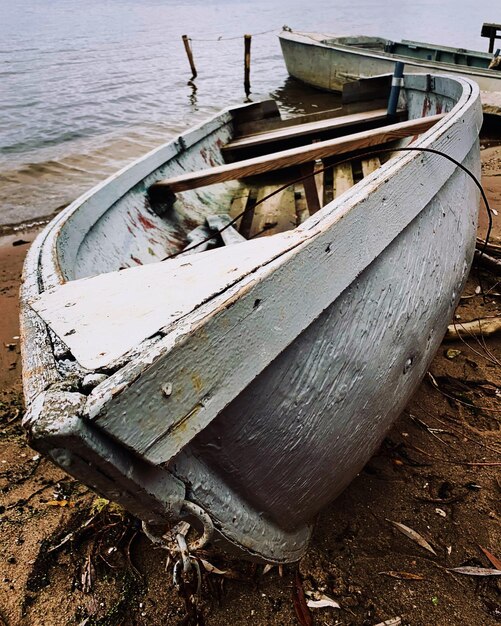 Vue d'un bateau abandonné sur la plage