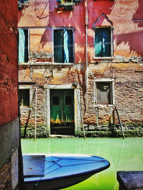 Vue d'un bateau dans un canal avec un bâtiment