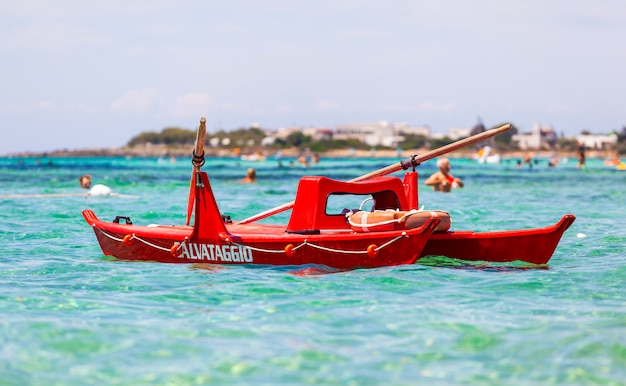 Vue d'un bateau de sauveteur italien dans la mer.