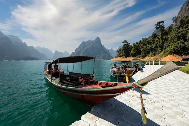 Vue sur le bateau de tourisme avec la nature paysage pittoresque de l'île de montagne de roche Parc national de Khao Sok en thaïlande. Incroyable Thailande.
