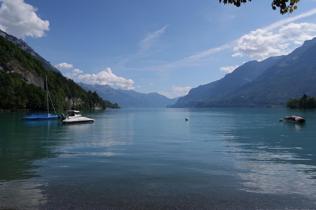 Photo vue des bateaux dans le lac contre un ciel nuageux