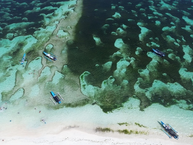 Photo vue de bateaux de pêche penchés sur la plage