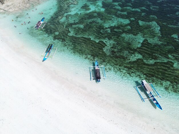 Photo vue de bateaux de pêche penchés sur la plage