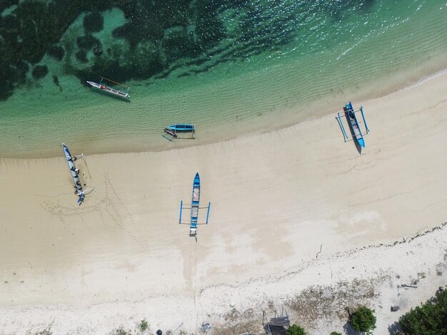 Photo vue de bateaux de pêche penchés sur la plage