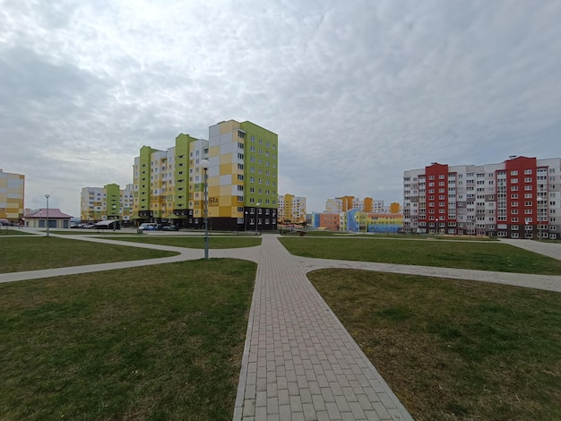 Vue d'un bâtiment avec une façade verte et jaune.