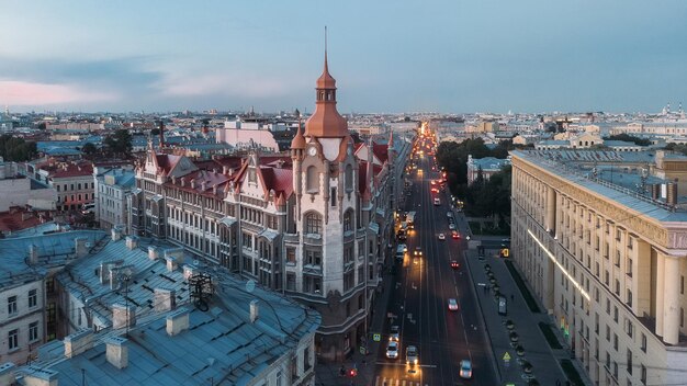 Vue sur bâtiment gothique au toit rouge à Saint-Pétersbourg Saint-Pétersbourg ville la plus célèbre de Russie