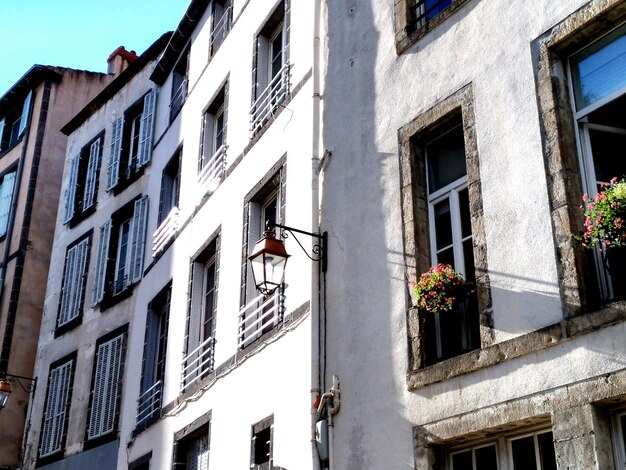 Vue d'un bâtiment résidentiel sous un angle bas