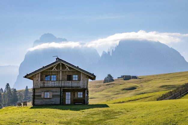 Vue d'un bâtiment typique du Tyrol près de Fie allo Sciliar, Tyrol du Sud, Italie