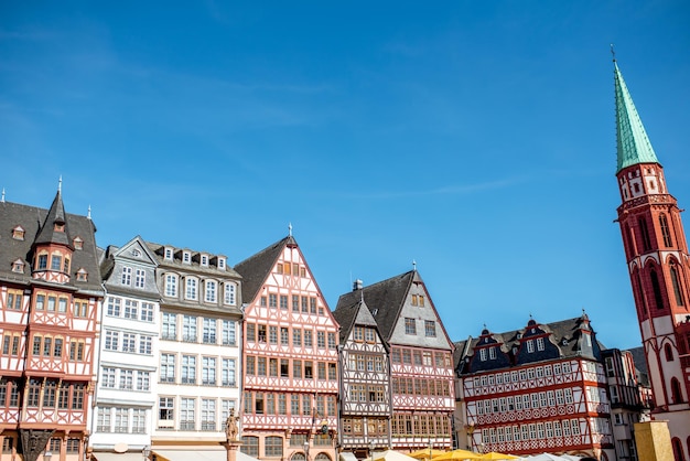 Vue sur les bâtiments anciens avec la tour de l'église Nicolas