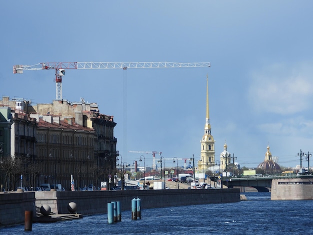 Photo vue des bâtiments au bord de l'eau contre le ciel