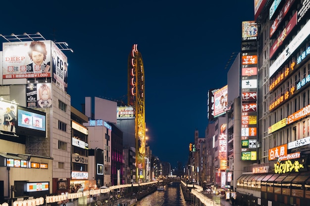 Vue des bâtiments éclairés de la ville la nuit