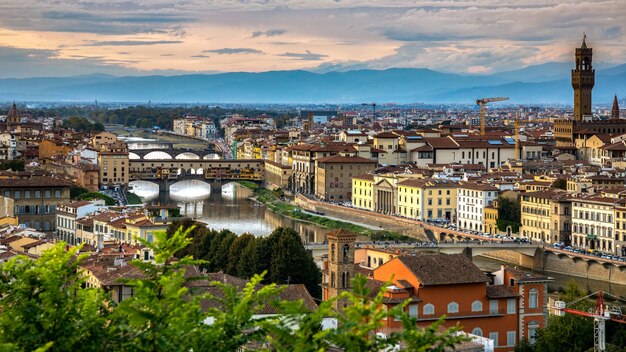 Vue des bâtiments le long et de l'autre côté de l'Arno à Florence le 18 octobre 2019.