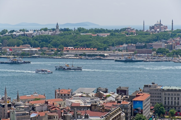 Vue des bâtiments le long du Bosphore à Istanbul Turquie