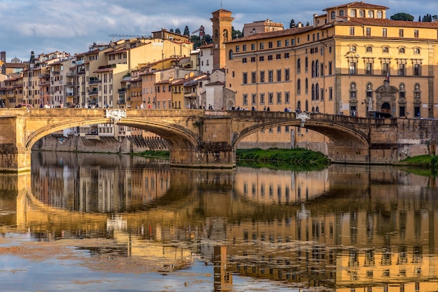 Vue des bâtiments le long et à travers le fleuve Arno à Florence