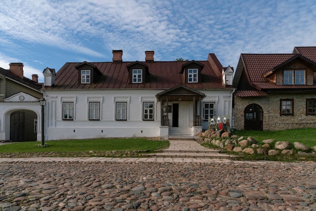 Vue sur les bâtiments marchands historiques de successions sur la rue Pechorskaya Izborsk région de Pskov Russie