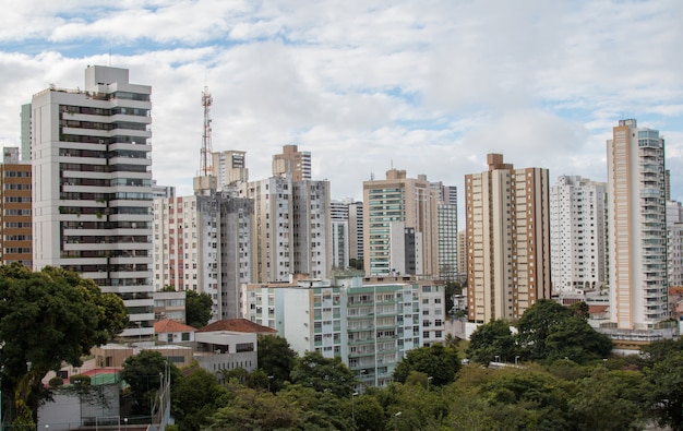 Vue des bâtiments résidentiels de la ville de Salvador Bahia au Brésil.