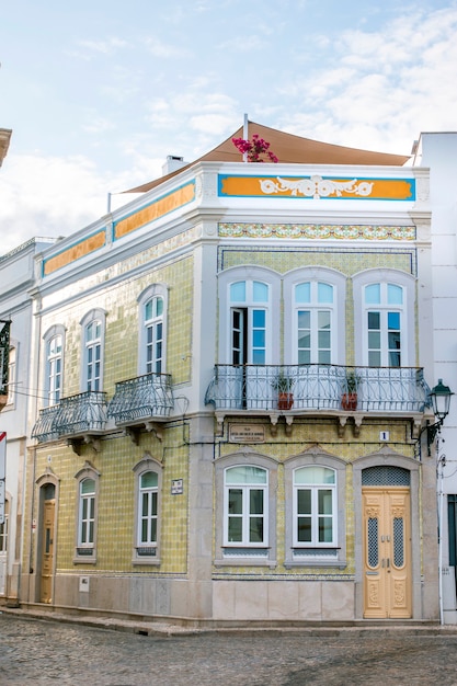 Vue sur les bâtiments typiques des villes portugaises.