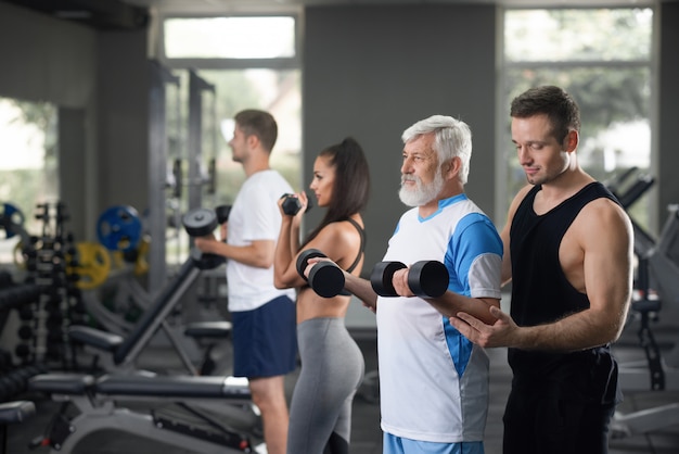 Vue de beaucoup de personnes sur l'entraînement quotidien dans la salle de gym.