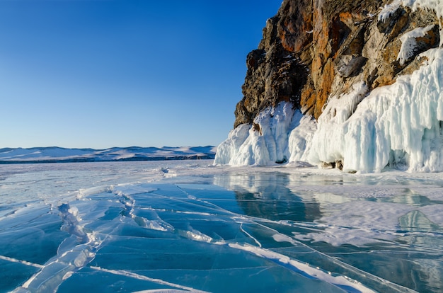 Vue de beaux dessins sur la glace de fissures et de bulles de gaz profond à la surface du lac Baïkal en hiver, Russie