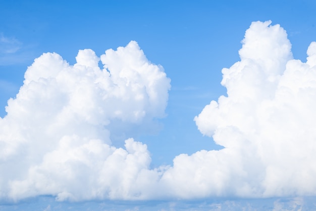 Vue de beaux nuages ​​blancs dans un ciel bleu, mer bleue par une journée ensoleillée avec un ciel nuageux au-dessus.