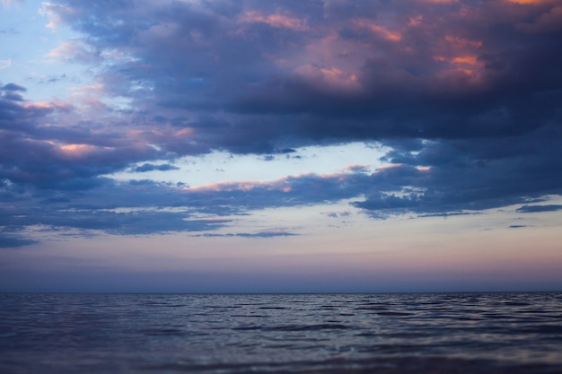 Vue de beaux nuages le soir au coucher du soleil de la mer s