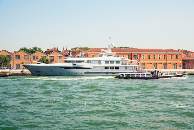 Vue de la belle architecture et yacht le long des canaux à Venise Italie