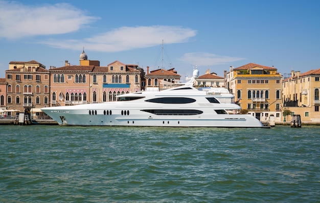 Vue de la belle architecture et yacht le long des canaux à Venise Italie