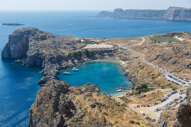 Vue d'une belle crique à St Pauls Bay de l'Acropole à Lindos Rhodes Grèce