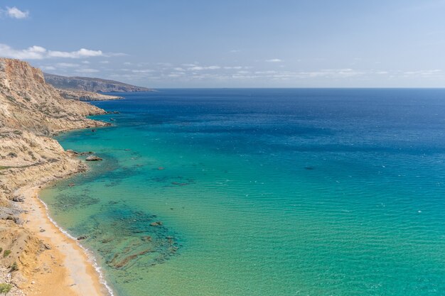 Vue de la belle mer bleue avec des falaises sur l'île de Crète