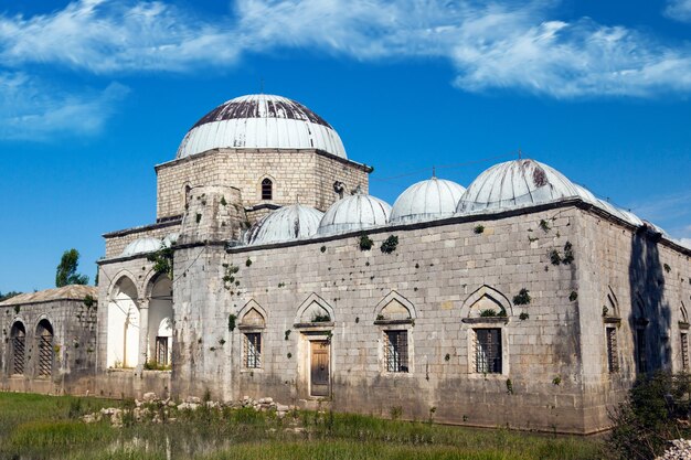 Photo vue d'une belle mosquée en albanie